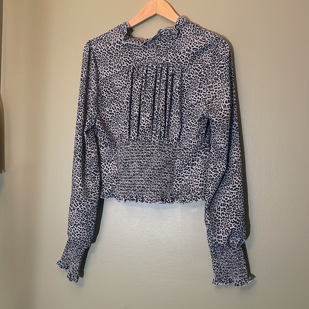 Free People Long Sleeve V- Neck Button Down Smocked Cheetah Blouse Sz L - Picture 6 of 6